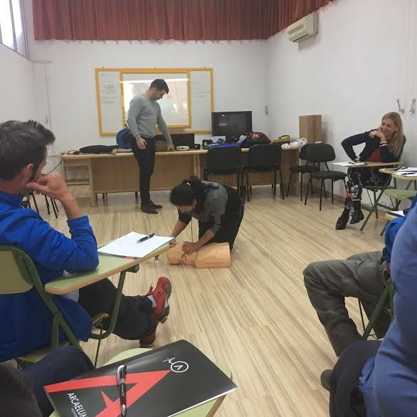 Técnicos de la Concejalía de Deportes aprenden el uso y gestión de los desfibriladores, Foto 7