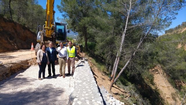 Fomento trabaja en la carretera que une Pliego con Fuente Librilla y Mula para asegurar el talud y reparar la calzada - 1, Foto 1