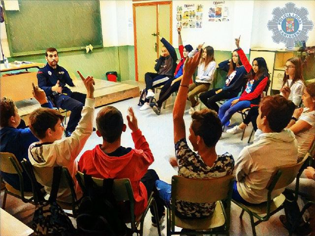 La Policia Local informa sobre el Ciberacoso a los alumnos del IES Elcano - 1, Foto 1