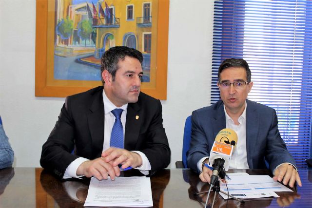 El alcalde de Alcantarilla, Joaquín Buendía y el director de concesiones de HIDROGEA en la Región de Murcia, Javier Ybarra, firman Convenio de Colaboración, a fin de coordinar esfuerzos dirigidos a optimizar la aplicación del Fondo Social de HIDROGEA - 5, Foto 5