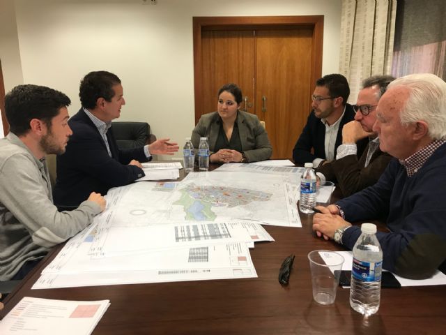 El Ayuntamiento entrega a la asociación de constructores lorquinos una cartografía referenciada de inmuebles ubicados en el casco histórico para estimular la actividad en esta zona - 2, Foto 2