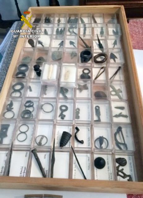 La Guardia Civil recupera cerca de diez mil piezas de valor paleontológico y arqueológico en un domicilio de Murcia, Foto 7
