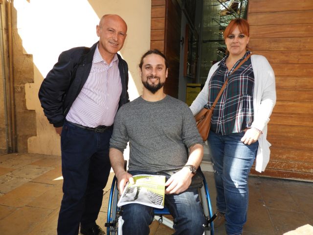 IU-Verdes presenta sus propuestas sobre accesibilidad en la puerta de un Ayuntamiento inaccesible - 1, Foto 1