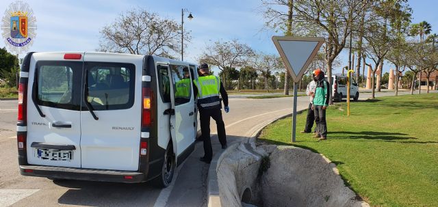 La policía local intercepta en un control dos furgonetas con 8 trabajadores irregulares - 1, Foto 1