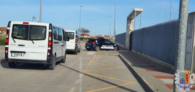 La policía local intercepta en un control dos furgonetas con 8 trabajadores irregulares - 2, Foto 2