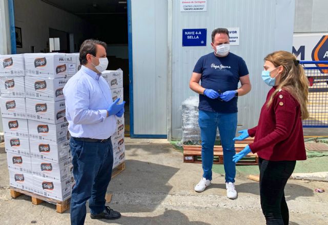 Jesús Abandonado, Cáritas y Cruz Roja reciben la donación de unos 700 kilos de productos MasTrigo - 2, Foto 2