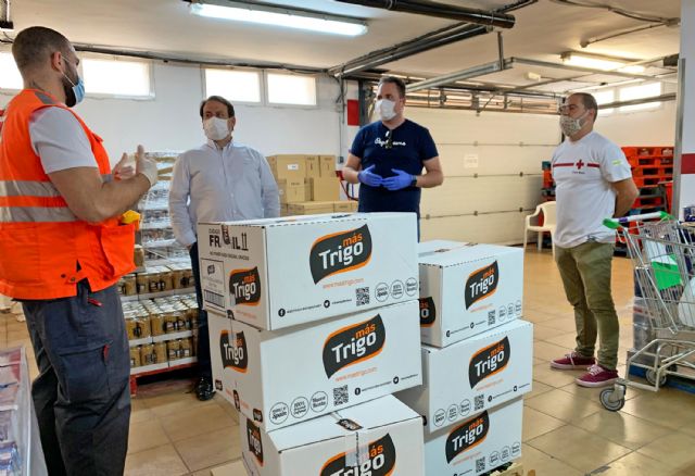 Jesús Abandonado, Cáritas y Cruz Roja reciben la donación de unos 700 kilos de productos MasTrigo - 3, Foto 3