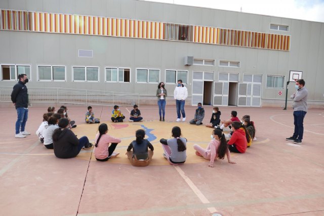 El Ayuntamiento felicita a docentes y alumnado del CEIP Félix Rodríguez de la Fuente por su iniciativa de trasladar las aulas a la playa - 1, Foto 1