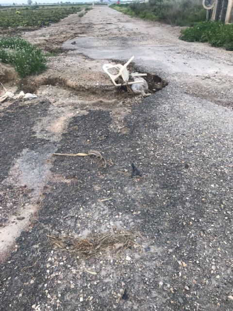 El PP alerta que la carretera de subida al castillo presenta un peligroso deslizamiento que se está agravando por la temeraria obstrucción de la cuneta - 2, Foto 2