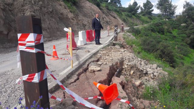 El PP alerta que la carretera de subida al castillo presenta un peligroso deslizamiento que se está agravando por la temeraria obstrucción de la cuneta - 3, Foto 3