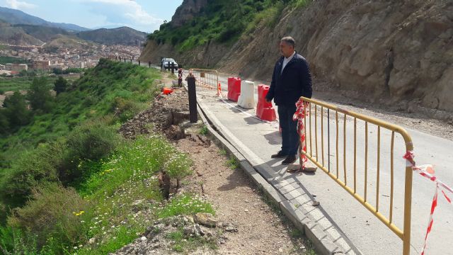 El PP alerta que la carretera de subida al castillo presenta un peligroso deslizamiento que se está agravando por la temeraria obstrucción de la cuneta - 4, Foto 4