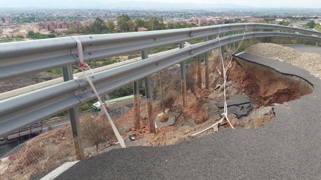 El PP alerta que la carretera de subida al castillo presenta un peligroso deslizamiento que se está agravando por la temeraria obstrucción de la cuneta - 5, Foto 5