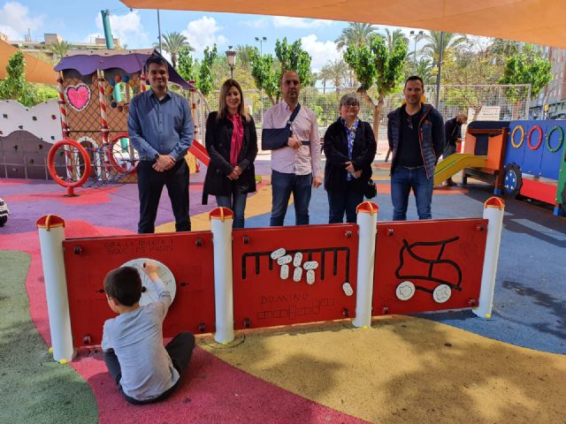 El Ayuntamiento de Molina de Segura lleva a cabo la instalación de paneles de juegos accesibles en parques municipales - 1, Foto 1