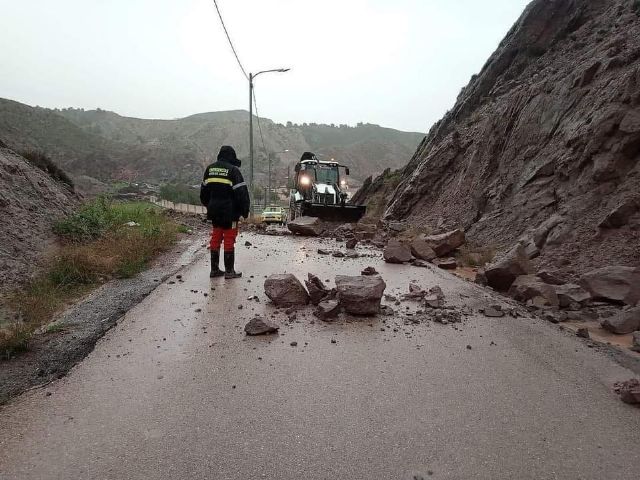 PSOE: Pedimos al PP de Lorca que se informe porque precisamente en la carretera de acceso al Castillo se ha intervenido para permitir la circulación de vehículos - 1, Foto 1