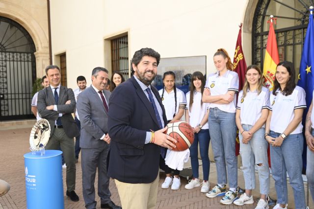 López Miras recibe a la plantilla del Jairis por un ascenso que ha pasado a la historia del deporte de la Región de Murcia - 2, Foto 2