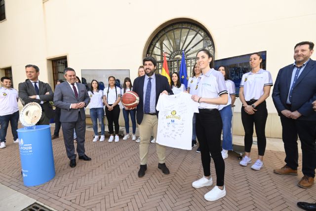 El Presidente de la CARM recibe a Hozono Global Jairis tras su ascenso a Liga Femenina Endesa - 2, Foto 2