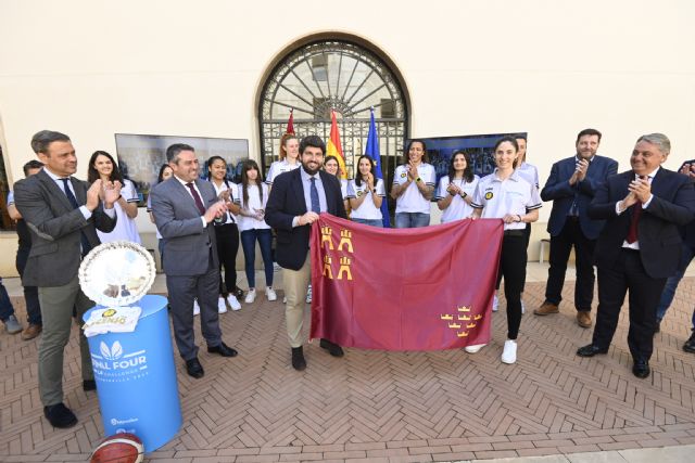 El Presidente de la CARM recibe a Hozono Global Jairis tras su ascenso a Liga Femenina Endesa - 4, Foto 4