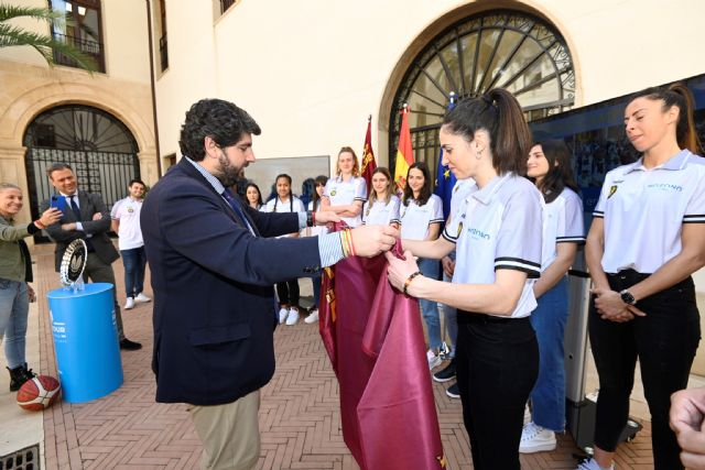 El Presidente de la CARM recibe a Hozono Global Jairis tras su ascenso a Liga Femenina Endesa - 5, Foto 5