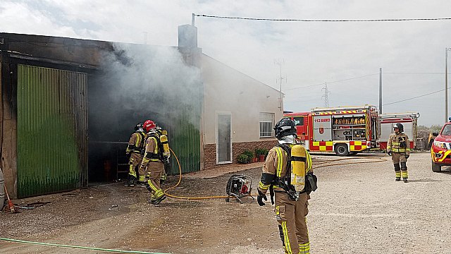 Bomberos extinguen un incendio en una nave en Lorca - 1, Foto 1