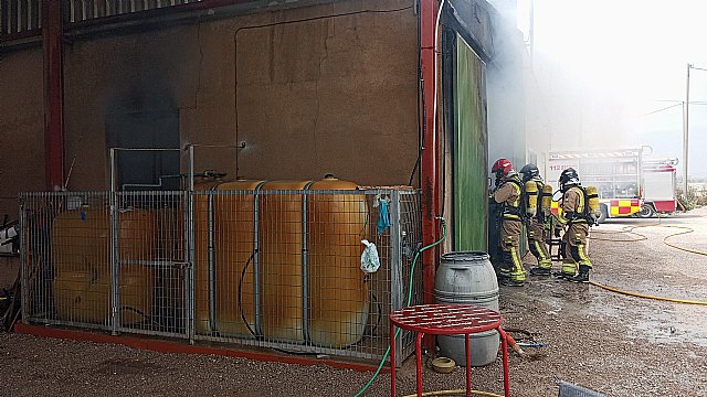 Bomberos extinguen un incendio en una nave en Lorca - 2, Foto 2