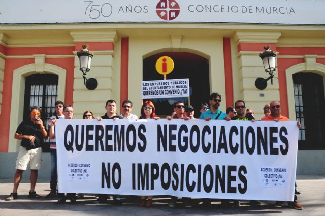 Los delegados sindicales en el ayuntamiento de Murcia se concentran a las puertas del consistorio para desatascar la negociación colectiva - 1, Foto 1