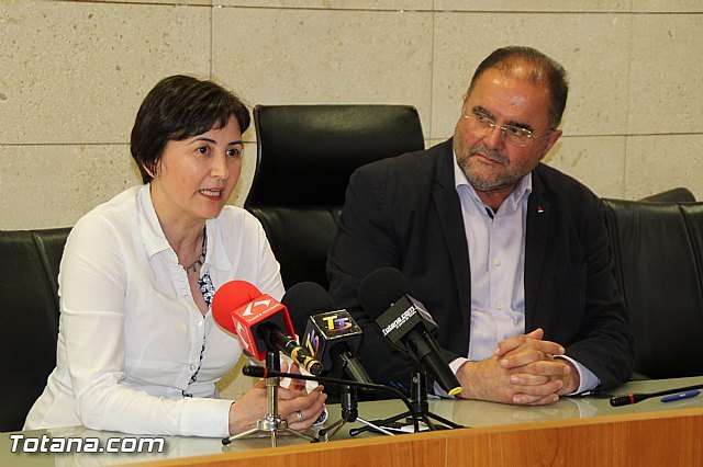 Rueda de prensa del Alcalde de Totana y la Concejala de Hacienda, Foto 2