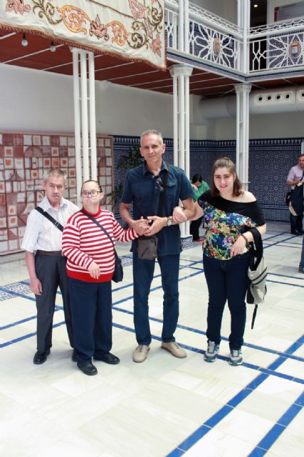 Los Centros de día para la Discapacidad de Totana realizan una visita guiada a la sede de la Asamblea Regional en Cartagena, Foto 6
