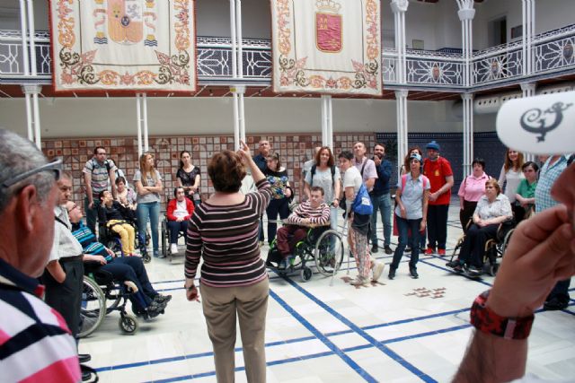 Los Centros de día para la Discapacidad de Totana realizan una visita guiada a la sede de la Asamblea Regional en Cartagena, Foto 7