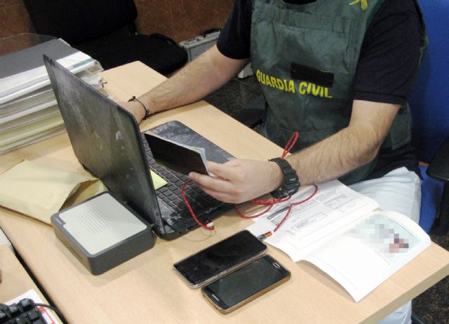 La Guardia Civil detiene in fraganti a dos integrantes de una red dedicada a obtener móviles de gama alta fraudulentamente - 1, Foto 1