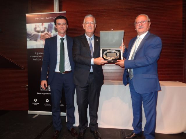 Los ingenieros técnicos industriales rinden homenaje a tres colegiados con 50 años de trayectoria profesional entregándoles las Insignias de Oro de la institución - 2, Foto 2