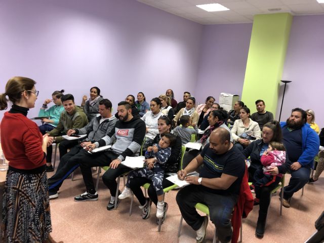 Más de 205 lorquinos residentes en los Barrios Altos se benefician de los cursos de empleabilidad, aspectos sociales y seguimiento educativo del Plan de Desarrollo Gitano 2019 - 1, Foto 1