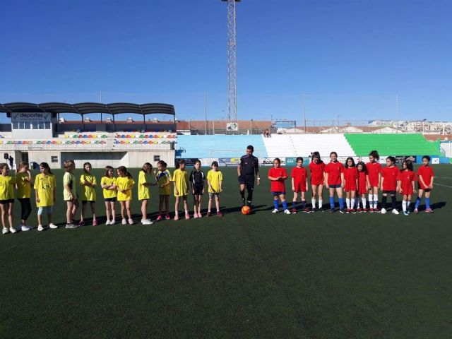 Más de 600 escolares disputan las finales escolares de mate, voley playa y fútbol8 en San Pedro del Pinatar - 1, Foto 1