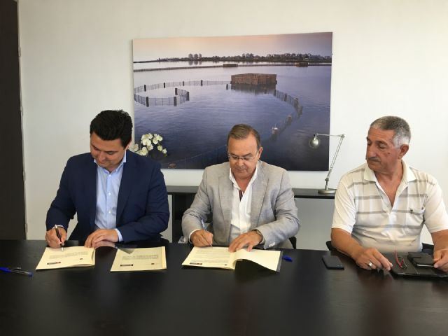 La consejería de Fomento y el Ayuntamiento de San Javier firman un convenio de apoyo a los taxistas de San Javier que recibirán una ayuda de 180.000 euros - 1, Foto 1