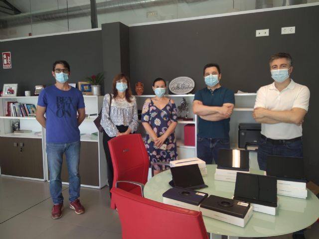 El Ayuntamiento de Fuente Álamo entrega un centenar de tablets y tarjetas SIM a los centros educativos del municipio - 1, Foto 1