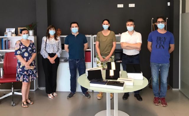 El Ayuntamiento de Fuente Álamo entrega un centenar de tablets y tarjetas SIM a los centros educativos del municipio - 2, Foto 2