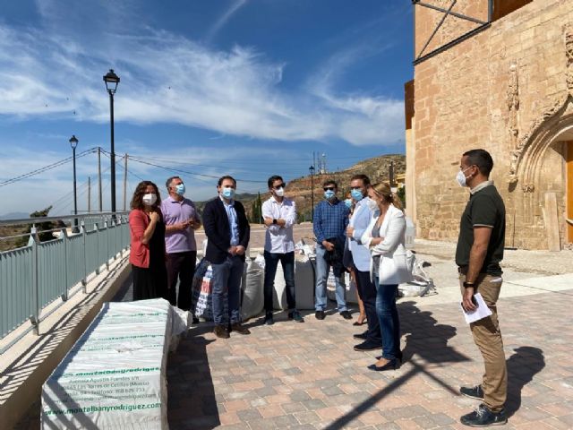 El alcalde de Lorca visita los trabajos de recuperación del entorno de la Iglesia de San Pedro que se encuentran ya en su recta final - 1, Foto 1