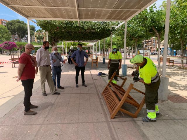 El Ayuntamiento de Murcia amplía las zonas estanciales de plazas, parques y jardines con nuevo mobiliario urbano - 1, Foto 1
