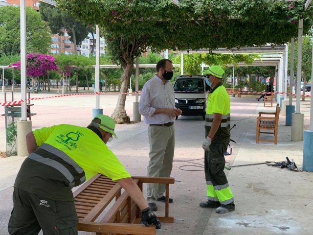 El Ayuntamiento de Murcia amplía las zonas estanciales de plazas, parques y jardines con nuevo mobiliario urbano - 2, Foto 2