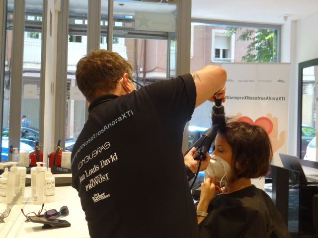 Llongueras, Jean Louis David, Franck Provost y The Barber Company agradecen la labor de los sanitarios ofreciendo servicios de peluquería gratuitos - 1, Foto 1