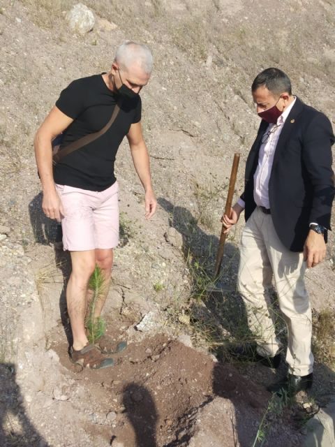 La Concejalía de Medio Ambiente participa en el proyecto de repoblación 'Parque Forestal Lorca Sur', pionero a nivel estatal, puesto en marcha por la Asociación Club Senderista La Carrasca - 2, Foto 2
