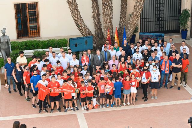 López Miras recibe a la plantilla del Real Murcia y recuerda a todos los que se movilizaron cuando vieron peligrar el club - 1, Foto 1