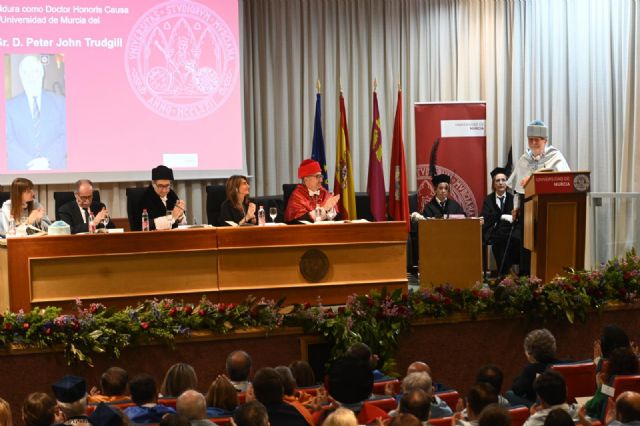 La UMU inviste Doctor Honoris Causa a Peter John Trudgill, férreo defensor del habla murciana - 3, Foto 3