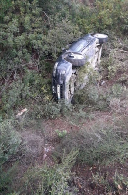 Tres heridos al volcar su vehículo en la carretera de subida a La Santa, Foto 2