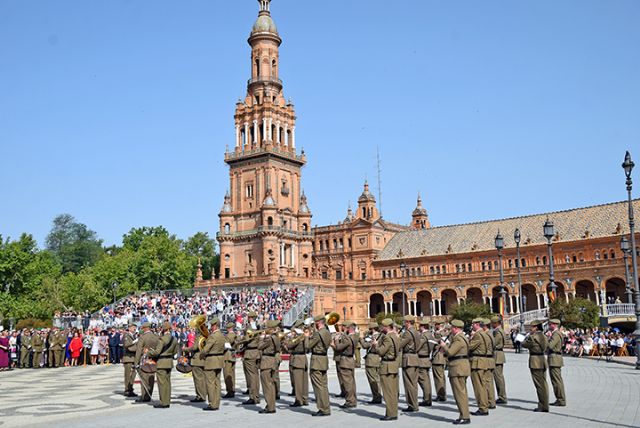 España. Sevilla . Calor ,color y famoso en la jura de Bandera para dos mil persona civiles en la Plaza de España de Sevilla - 3, Foto 3