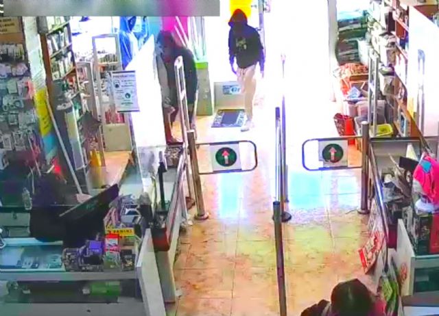 La Guardia Civil detiene a tres jóvenes por el atraco a un comercio multiprecio de Águilas - 1, Foto 1