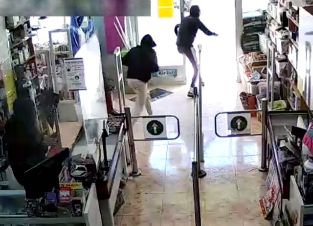 La Guardia Civil detiene a tres jóvenes por el atraco a un comercio multiprecio de Águilas - 2, Foto 2