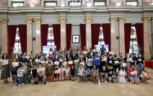 El Ayuntamiento reconoce a seis 6 educativos y 21 escolares por su implicación y defensa del Medio Ambiente - 1, Foto 1