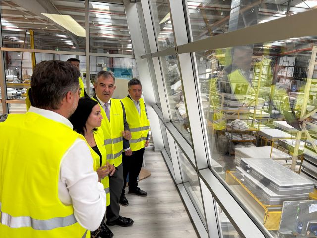 El Gobierno regional traslada a los empresarios del mueble y la madera las mejoras en posicionamiento internacional, captación de inversiones y aumento de las exportaciones previstas en el Plan Industrial - 1, Foto 1