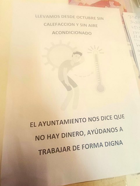 Cartel en la puerta del centro de salud de Gea y Truyols, Foto 1