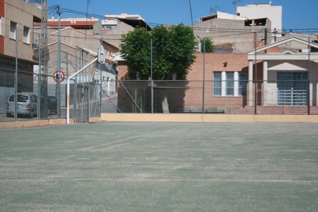 It is agreed that the management and revitalization of the sports courts of several neighborhoods of Totana assume the Department of Sports, Foto 2